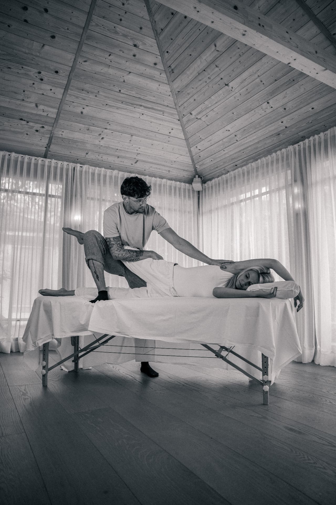 Thai-Yoga Körperarbeit: begleitete Dehnung bei Julian König